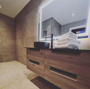 SPEIL MED LYS, BLUETOOTH HØYTTALER system & ANTIDUGG  - 1200mm x 900mm