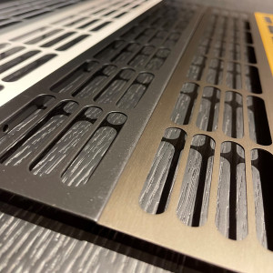 EKSKLUSIV LUFTERIST TIL KJØLESKAP | 200 CM² | 1,5MM | 80MM x 480MM | Børstet PVD bronse