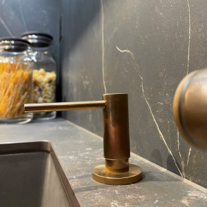 GUGLIELMI® - SÅPEDISPENSER RUND - Innebygd dispenser i rustfritt stål med last ovenfra, 300 ml - Børstet Kobber