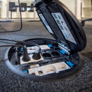 HAGER | VR12 | RUND | 12 UTTAK | IP 30 | GRÅ POLYAMID LOKK MED 5MM UTSPARRING | ink. støpemodul